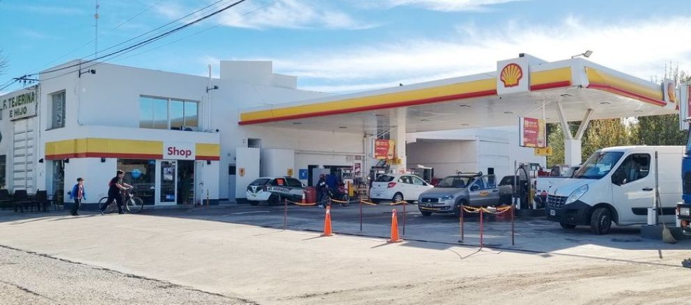 Estación de Servicio local, Uruñuela Julio Alfredo. e Hijo, ubicada en Avenida 9 de Julio y Boulevard Circunvalación